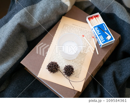 アンティークな古書とキャンドルと木の実【秋】【冬】 アンティークな古書とキャンドルと木の実【秋】【冬】 109584361