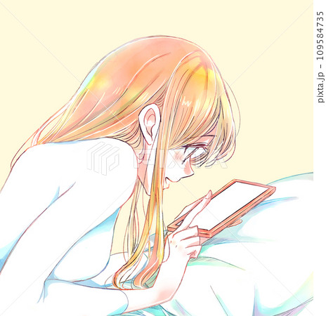うつ伏せで嬉しそうにスマホを触る女性 枕 うつ伏せで嬉しそうにスマホを触る女性 枕 109584735