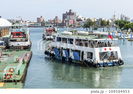 The ferry at the Gushan Ferry pier of Kaohsiung in Taiwan is waiting for tourists to board. 109584953