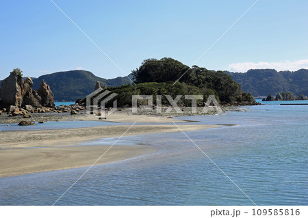 串本町の海岸の橋杭岩 串本町の海岸の橋杭岩 109585816
