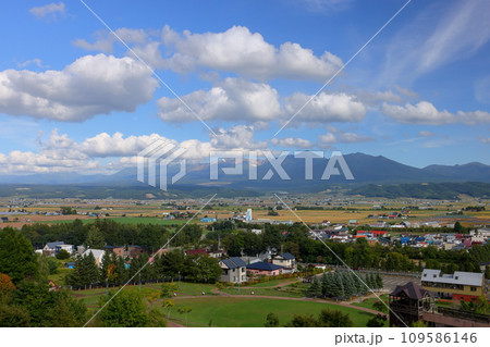北海道空知郡中富良野町　なかふらの北星山ラベンダー園を見下ろす展望台からの富良野盆地と十勝岳連峰 109586146