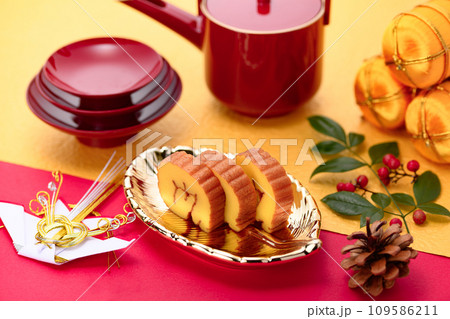 おせち料理の定番 伊達巻 109586211