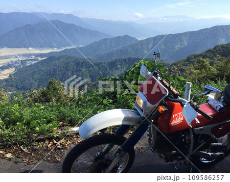 ツーリングバイクで休憩 109586257