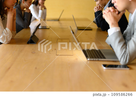 会議をしているカジュアルなビジネスパーソン 会議をしているカジュアルなビジネスパーソン 109586266