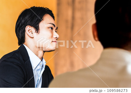 会議をしているカジュアルなビジネスパーソン 会議をしているカジュアルなビジネスパーソン 109586273