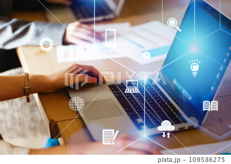 会議をしているカジュアルなビジネスパーソン 109586275