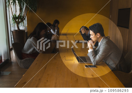 会議をしているカジュアルなビジネスパーソン 109586293