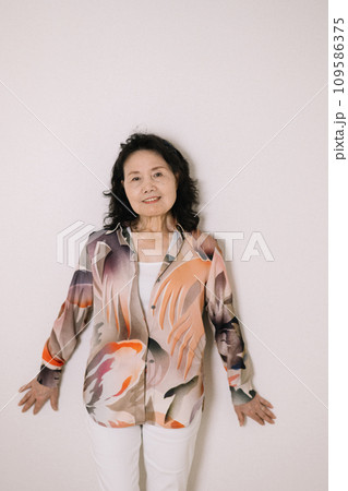 オシャレな70代の女性 オシャレな70代の女性 109586375