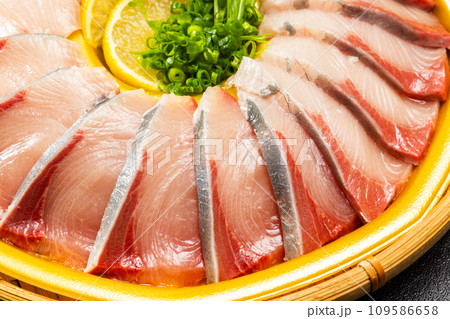 ぶりしゃぶ　Shabu-shabu Japanese food of yellowtail 109586658