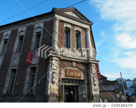 小樽　レトロな街角　堺町通り　小樽浪漫館（歴史的建造物　旧百十三銀行小樽支店） 109586659