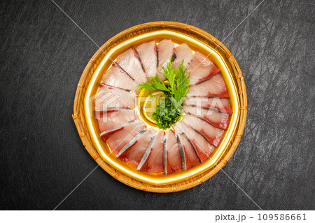 ぶりしゃぶ　Shabu-shabu Japanese food of yellowtail 109586661