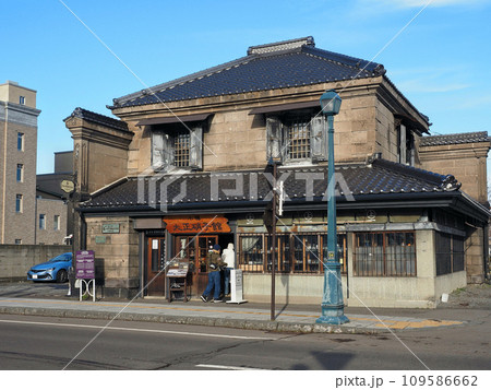 小樽　レトロな街角　大正硝子館　本店（歴史的建造物　旧名取高三郎商店） 109586662