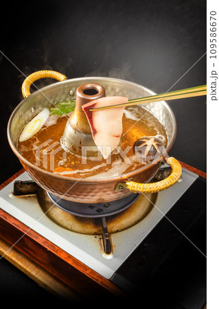 ぶりしゃぶ　Shabu-shabu Japanese food of yellowtail 109586670