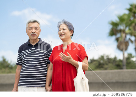 旅行を楽しむシニアの夫婦 109586779