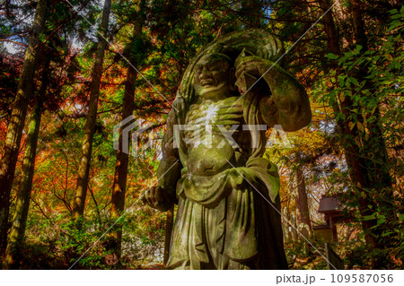 両子寺仁王像と紅葉 両子寺仁王像と紅葉 109587056