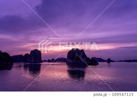 ベトナム　ハロン湾クルーズのクルーズ船の船上デッキからの夕景の眺め 109587115
