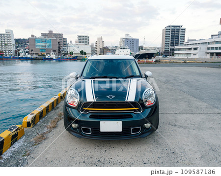 埠頭に停車するミニクロスオーバー 埠頭に停車するミニクロスオーバー 109587186