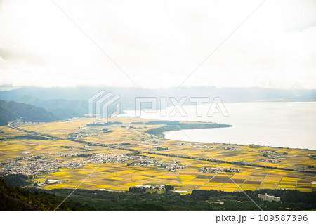 磐梯山登山途中から見下ろす、猪苗代湖と金色に輝く田んぼ	 109587396