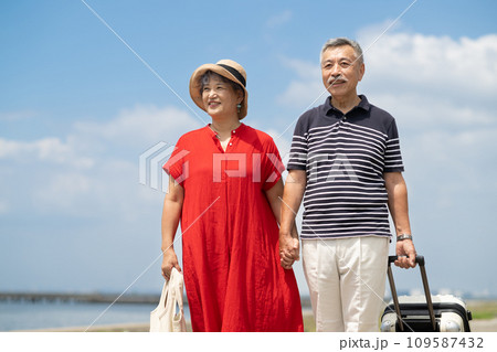 旅行を楽しむシニアの夫婦 旅行を楽しむシニアの夫婦 109587432