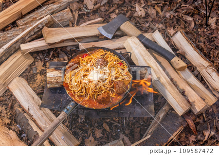 アウトドアでパスタ Pasta dishes made outdoors アウトドアでパスタ Pasta dishes made outdoors 109587472