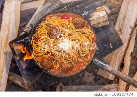 アウトドアでパスタ Pasta dishes made outdoors アウトドアでパスタ Pasta dishes made outdoors 109587474