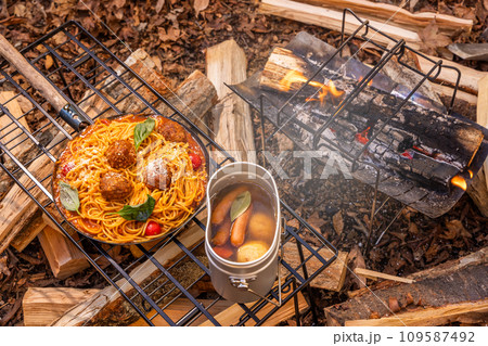 アウトドアでパスタ　Pasta dishes made outdoors 109587492