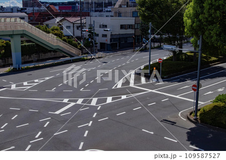 無人の蓮根歩道橋周辺の三叉路交差点 109587527