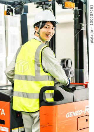 フォークリフトを運転する30代男性作業員 フォークリフトを運転する30代男性作業員 109587565