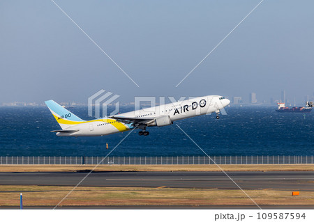 羽田空港を離陸した旅客機・航空機・AIR DOボーイング767 109587594