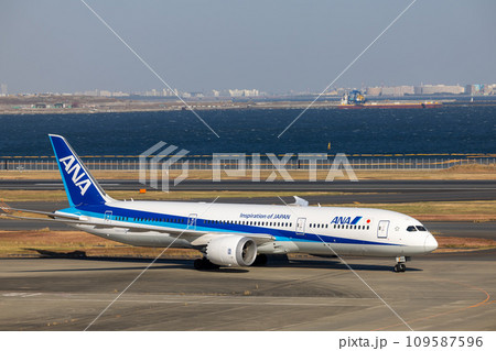 羽田空港の風景・タキシングする旅客機・航空機・全日空ボーイング787 109587596