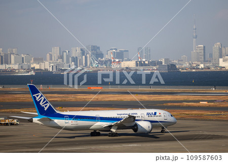 羽田空港の風景・タキシングする旅客機・航空機・全日空ボーイング787 109587603
