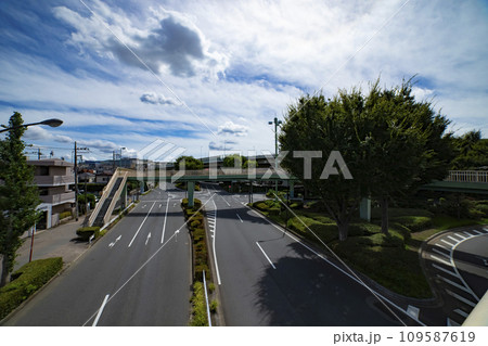 無人の蓮根歩道橋周辺の三叉路交差点 109587619