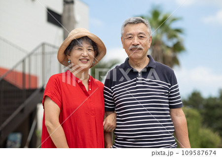 旅行を楽しむシニアの夫婦 109587674