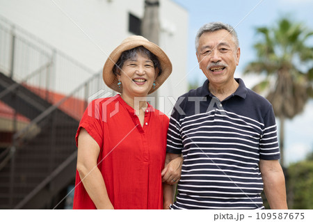 旅行を楽しむシニアの夫婦 109587675