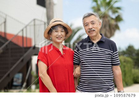 旅行を楽しむシニアの夫婦 109587679