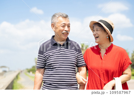 旅行を楽しむシニアの夫婦 109587967