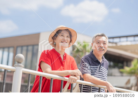 旅行を楽しむシニアの夫婦 旅行を楽しむシニアの夫婦 109588010