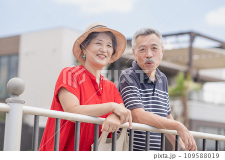 旅行を楽しむシニアの夫婦 旅行を楽しむシニアの夫婦 109588019