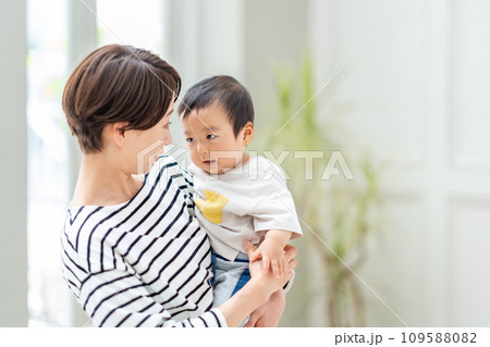 赤ちゃんを抱くママ 109588082