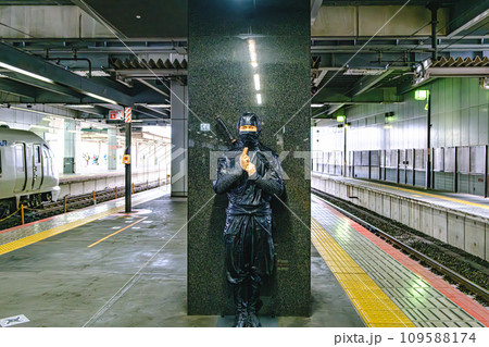 京都駅嵯峨野線ホームの忍者 京都駅嵯峨野線ホームの忍者 109588174