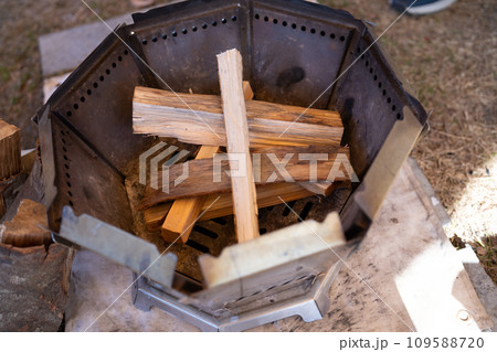 焚火の薪 109588720