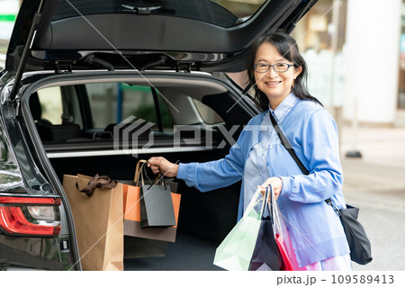 ショッピング 女性 カーシェア ショッピング 女性 カーシェア 109589413