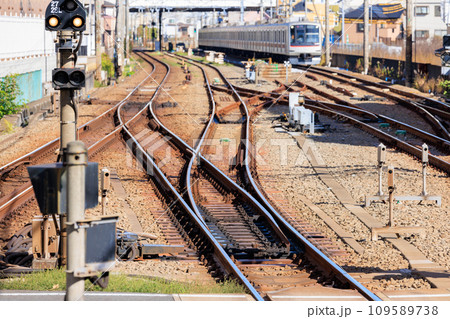 駅の複数の線路と分岐するポイント、駅に入ってくる電車 駅の複数の線路と分岐するポイント、駅に入ってくる電車 109589738