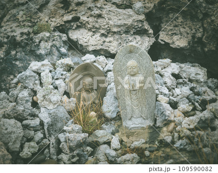 恐山の溶岩石とお地蔵様 109590082