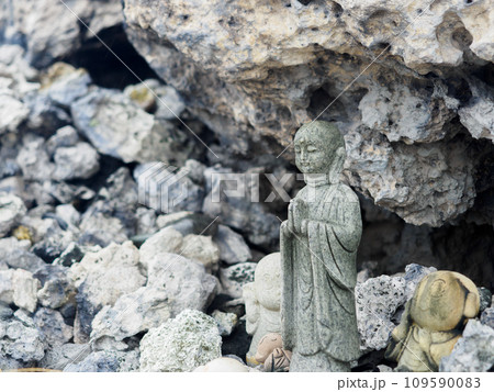 お地蔵様と溶岩石 お地蔵様と溶岩石 109590083