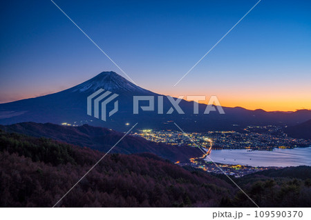 (山梨県)晩秋のカラマツ黄葉と富士山 夕景 (山梨県)晩秋のカラマツ黄葉と富士山 夕景 109590370