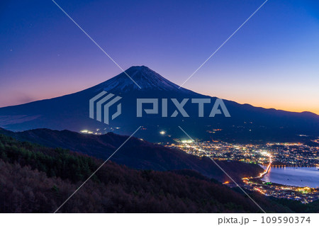 (山梨県)晩秋のカラマツ黄葉と富士山 夕景 (山梨県)晩秋のカラマツ黄葉と富士山 夕景 109590374