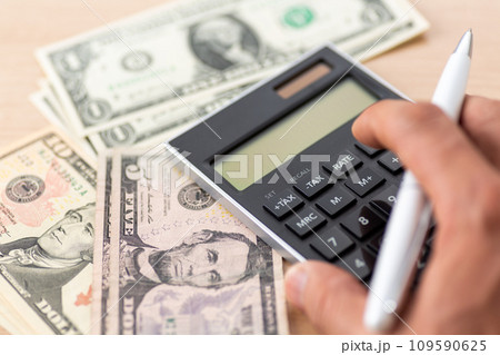 黒い電卓と1ドル札 黒い電卓と1ドル札 109590625