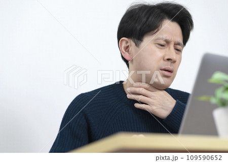 体調不良の男性　喉が痛い男性　喉痛 109590652