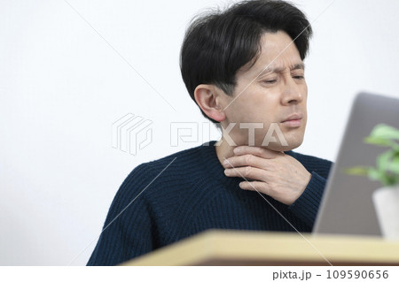 体調不良の男性　喉が痛い男性　喉痛 109590656